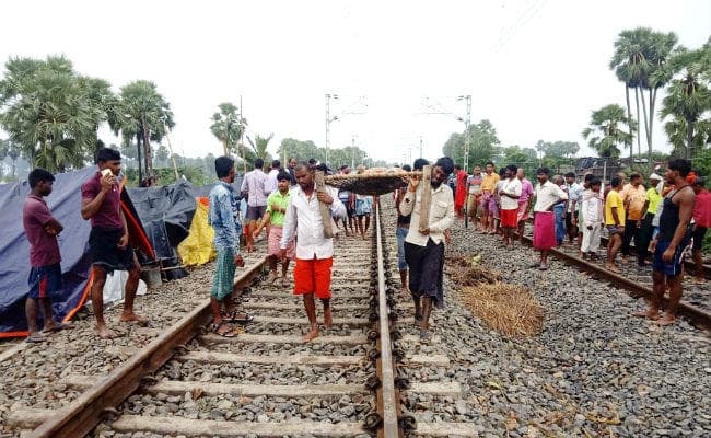 रेलवे ट्रैक पर शरण लिये बाढ़ पीड़ित मां-बेटे को रौंदते हुए निकल गयी ट्रेन, आक्रोशित लोगों ने जाम की सड़क
