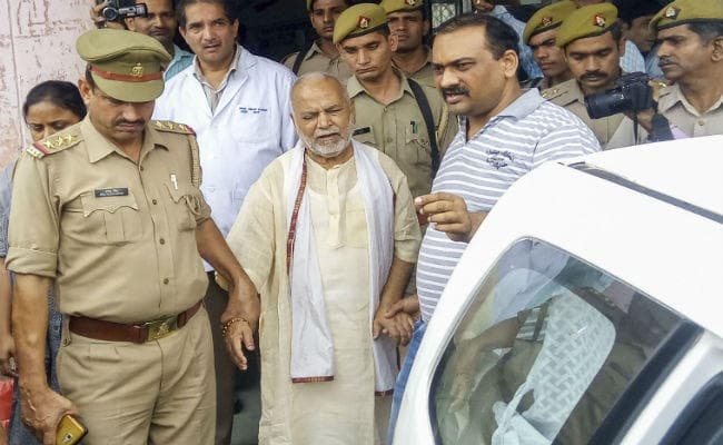 पीजीआई से छुट्टी मिलने के बाद यौन उत्पीड़न के आरोपी चिन्मयानंद की आंख में हुई तेज दर्द, पहुंचे केजीएमयू