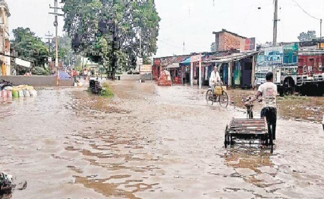 दो बांध टूटे, कई गांव बाढ़ की चपेट में