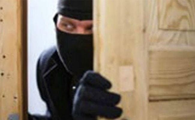 बंद मकान से दिनदहाड़े लाखों की चोरी