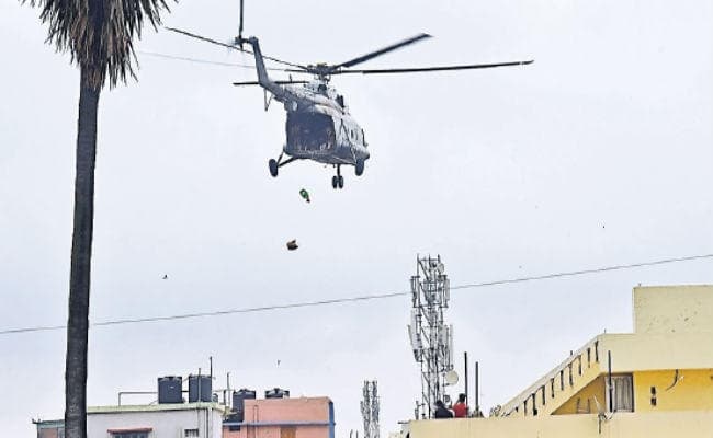दो हेलिकॉप्टरों से 6,270 फूड पैकेट लोगों को बांटे गये, 12 हजार लोगों को किया गया रेस्क्यू
