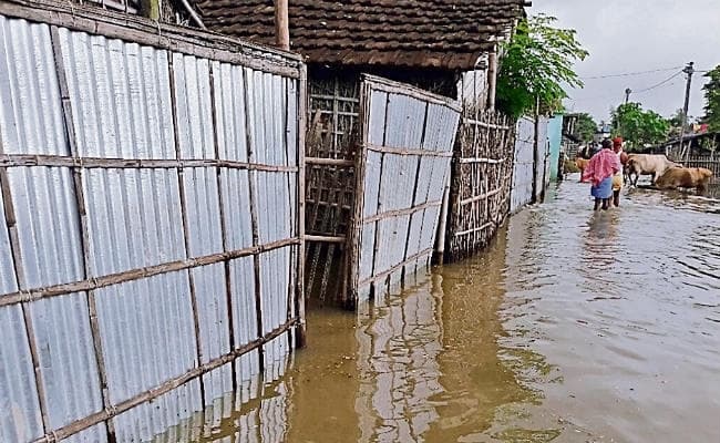कुरसेला का घुरना महेशपुर बांध टूटा, कोसी-पूर्व बिहार में डूबने से 12 लोगों की गयी जान