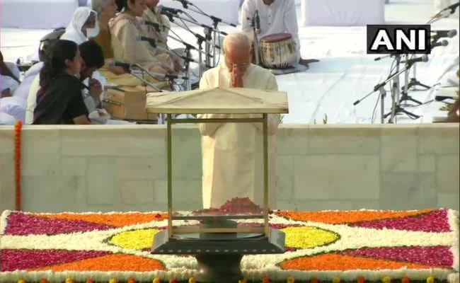 राष्ट्रपिता महात्मा गांधी की 150वीं जयंती पर देश भर में कार्यक्रम, राजघाट पहुंच PM मोदी-सोनिया ने दी श्रद्धांजलि