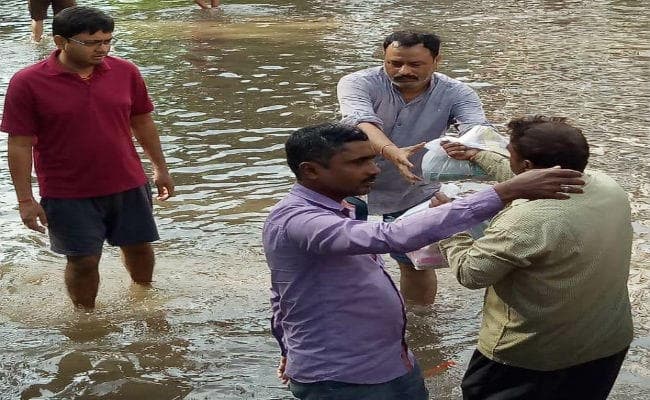 पटना में ''जल प्रलय'':  जलजमाव और तबाही बरकरार, ''प्रभात खबर'' ने प्रभावित क्षेत्रों में बांटी राहत सामग्री
