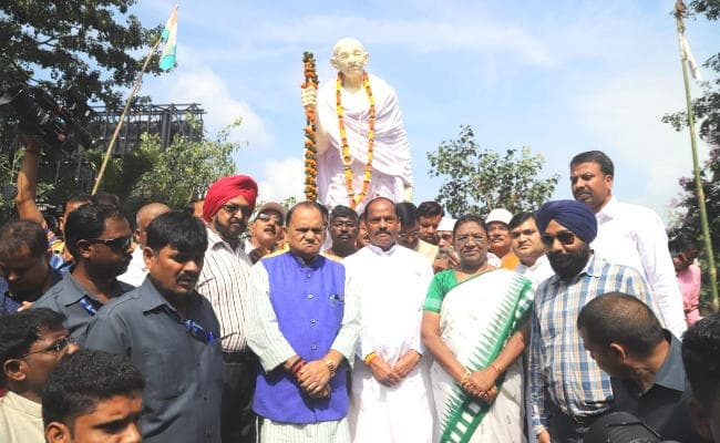 राज्यपाल एवं मुख्यमंत्री ने गांधी और शास्त्री को किया नमन, रघुवर बोले : गांधी ने दुनिया को सत्याग्रह और अहिंसा का मार्ग दिखाया
