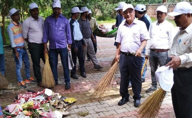 रांची विश्वविद्यालय के मोरहाबादी कैंपस में कुलपति ने की सफाई, लगाया पौधा
