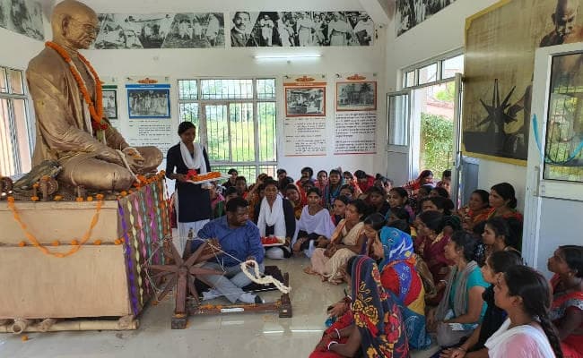 गांधी जयंती पर आमदा खादी पार्क में विधायक दशरथ गागराई ने दी बापू श्रद्धांजलि
