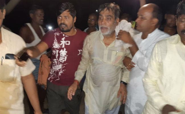 बाढ़ क्षेत्र का दौरा कर रहे  पूर्व मंत्री रामकृपाल उफनती नदी में गिरे, हादसे में बाल-बाल बची जान