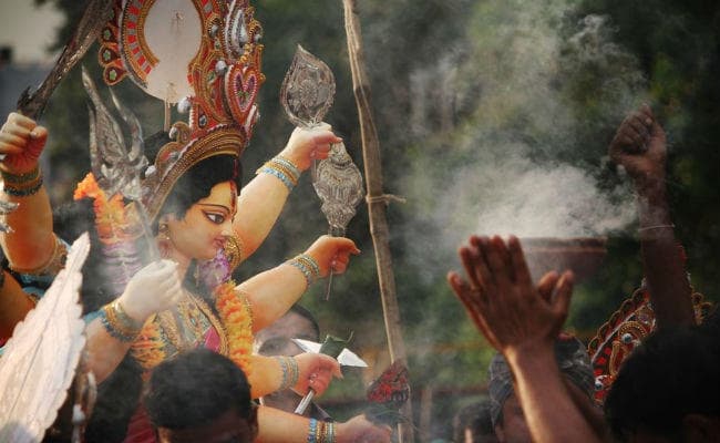 कोलकाता    के पूजा मंडपों में चतुर्थी को ही उमड़ी दर्शनार्थियों की भीड़