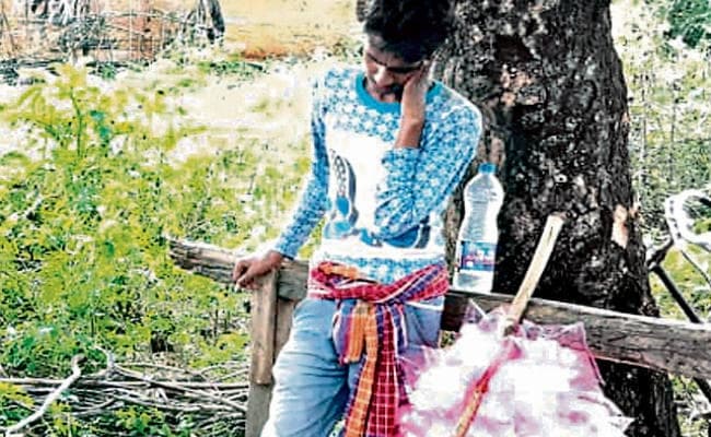 गालूडीह : हवा मिठाई बेचने आया था युवक, ग्रामीणों ने बच्चा चोर समझ पकड़ा, पेड़ से बांध की पिटाई