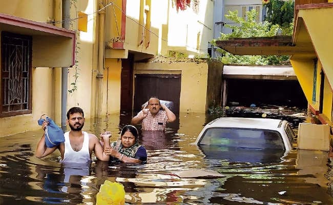 बाढ़ से हाहाकार : त्रासदी झेलते लोगों का एक ही सवाल,  कब निकलेगा पानी