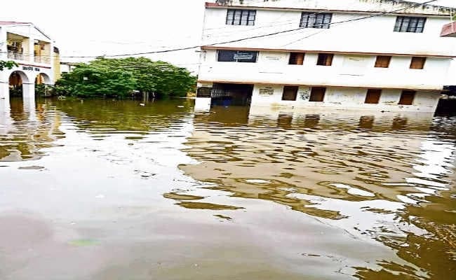 जलजमाव ले रहा परीक्षा, कॉलेजों में पढ़ाई ठप