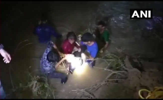 मध्य प्रदेश के रायसेन में यात्रियों से भरी बस नदी में पलटी, 6 की मौत, 19 घायल, कई लापता