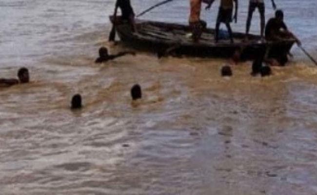 महानंदा नदी में नाव पलटी, 5 की मौत, दर्जनों लापता