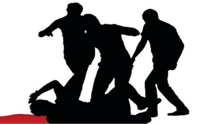 उग्र भीड़ ने दो हॉकरों की बर्बर पिटाई की, गंभीर जख्मी