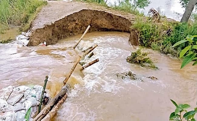पुनपुन नदी का डीएम ने किया निरीक्षण रिसाव को बंद करने का दिया निर्देश