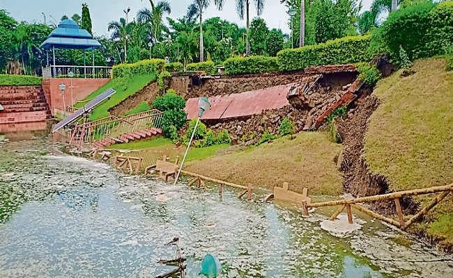 मुजाहिदपुर और मोहिउद्दीनपुर में टूटा रिंग बांध, हड़कंप