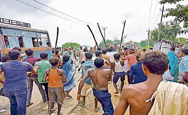 राहत की मांग को लेकर जाम, हंगामा व फायरिंग, सीओ समेत पांच पुलिस कर्मी चोटिल, कई ग्रामीण भी घायल