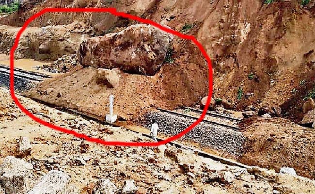 हंसडीहा-पोड़ैयाहाट रेलमार्ग पर फिर लैंड स्लाइड, रेल का परिचालन ठप