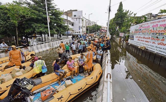 VIDEO बिहार में जल बना जंजालः लाइव देखें पटना के राजेंद्र नगर का हाल