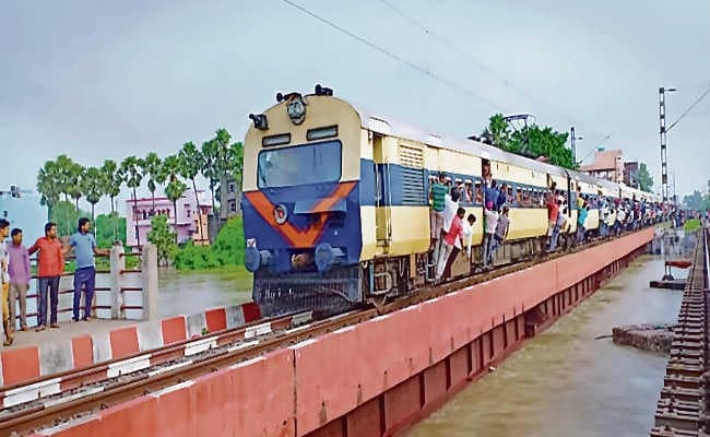 उफान पर पुनपुन, बढ़ा बाढ़ का खतरा, रेलवे ट्रैक तक पहुंचा पानी, पटना-गया रूट पर परिचालन बंद