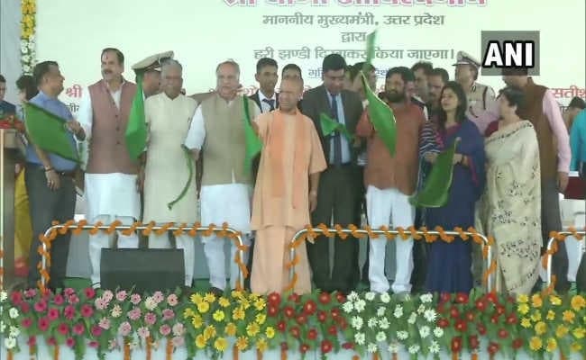 रफ्तार के सफर पर निकली देश की पहली ''कॉरपोरेट'' तेजस एक्सप्रेस,  CM योगी ने दिखायी हरी झंडी