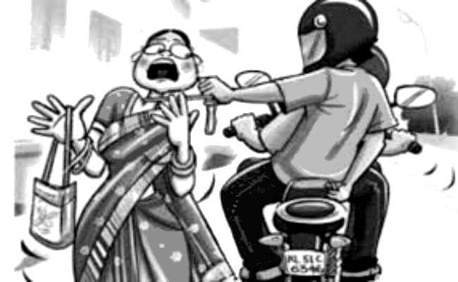 बिल्डर की पत्नी समझ बीच चौराहे पर महिला को मारी गोली, हथियार लहराते हुए फरार हुए अपराधी