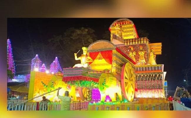 नारी शक्ति को समर्पित, आर आर स्पोर्टिंग का पूजा पंडाल