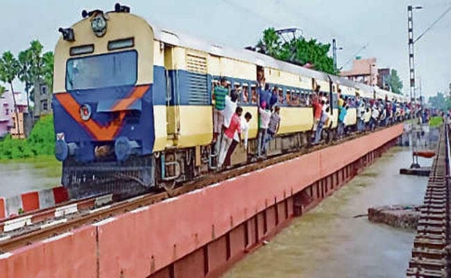 रेलवे ट्रैक तक बाढ़ का पानी आने से कई ट्रेनें रद्द, कई ट्रेनें डायवर्ट, …जानें किन-किन ट्रेनों का बदला गया गंतव्य स्टेशन?