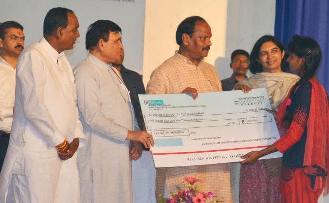 मैंने भी लोन लेकर दुकान शुरू की थी, समय पर लोन चुकाया, आप भी ऐसा ही करें : रघुवर दास