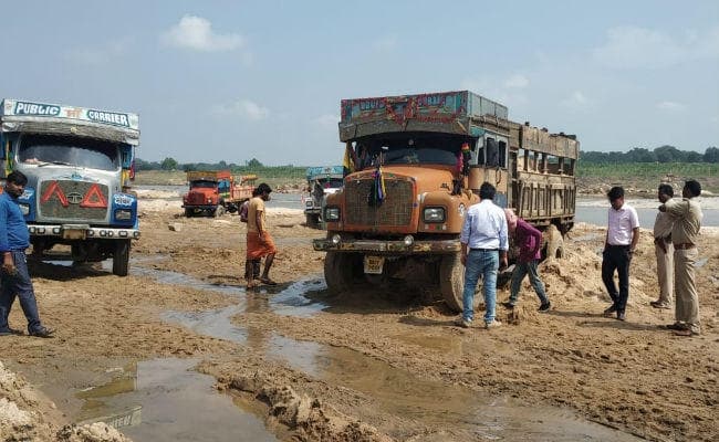 धनबाद : पूर्वी टुंडी बलू माफिया के बीच हड़कंप, बड़ी कार्रवाई में पांच गिरफ्तार, 8 ट्रक जब्‍त