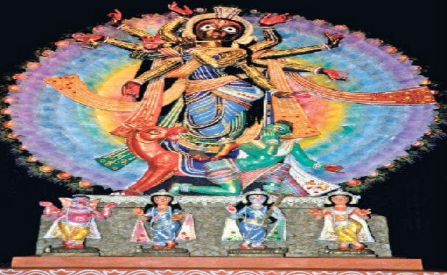 किन्नरों के जीवन को दर्शाता पूजा पंडाल