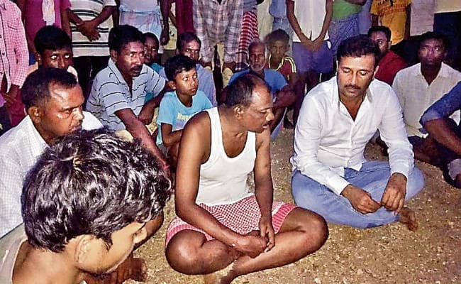 शहीद जवान के घर पहुंचे सुदेश