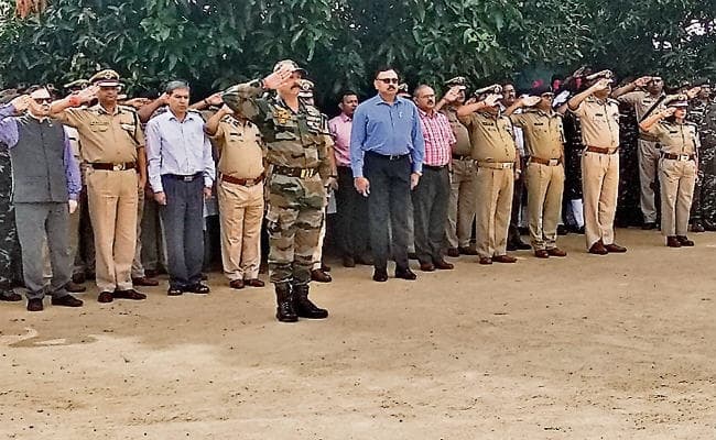 मुख्य सचिव और डीजीपी ने कैंप में शहीदों को दी सलामी