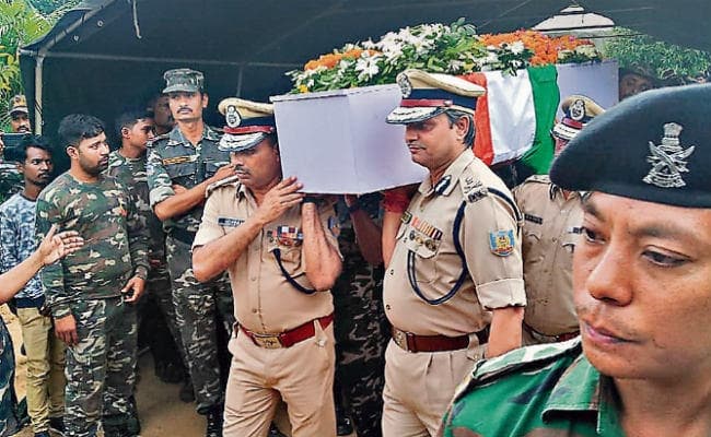 जवान अखिलेश राम को तीन और खंजन महतो को लगी थीं दो गोलियां