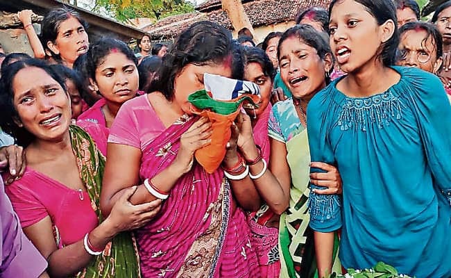 नक्सल हमला : शहीदों का शव गांवों में पहुंचते ही माहौल गमगीन