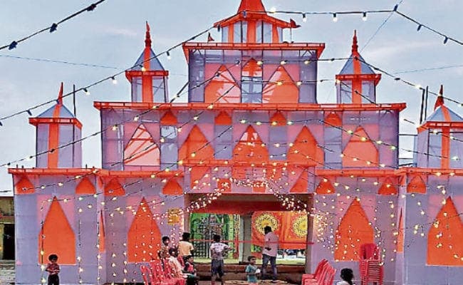 पंडालों के पट खुले, मां के दर्शन को उमड़े लोग