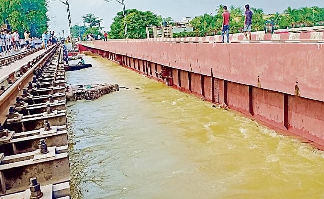 पटना के लिए राहत की खबरः पुनपुन की रफ्तार घटी, महाआफत का खतरा टला, ट्रेनों के परिचालन पर असर कायम