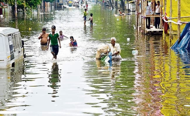 पटना में जल बना जंजालः 8 दिन बाद भी आफत बरकरार, लोग काट रहे ”काले पानी की सजा”, बढ़ा बीमारियों का खतरा