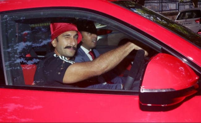 रणवीर सिंह ने खरीदी रेड कलर की Lamborghini, कीमत 3 करोड़, जानें खासियत