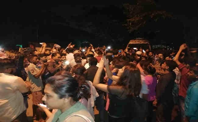 मुंबईः आरे जंगल में पेड़ों की कटाई, विरोध में सड़कों पर उतर लोग, शिव सेना नेता प्रियंका चोपड़ा हिरासत में