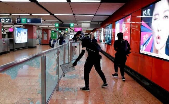 हांगकांग में नकाब पहनने पर प्रतिबंध के खिलाफ हिंसक प्रदर्शन, रेल सेवाएं हुईं बंद
