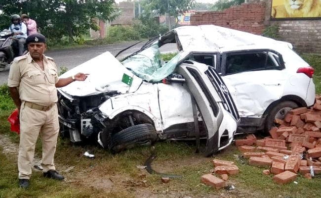 आरजेडी नेता की गाड़ी में ट्रक ने मारी टक्कर, दो युवकों की मौके पर मौत, घायल युवक को अस्पताल में कराया गया भर्ती