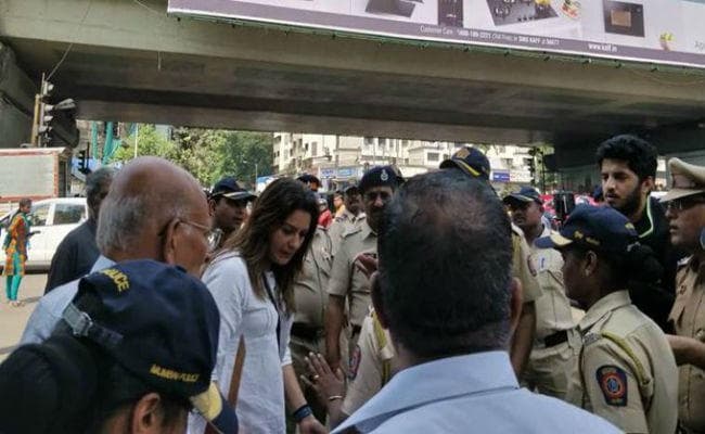 मुम्बई: आरे कॉलोनी में पेड़ों की कटाई को लेकर मचा बवाल, शिवसेना नेता सहित 66 हिरासत में, धारा 144 लागू