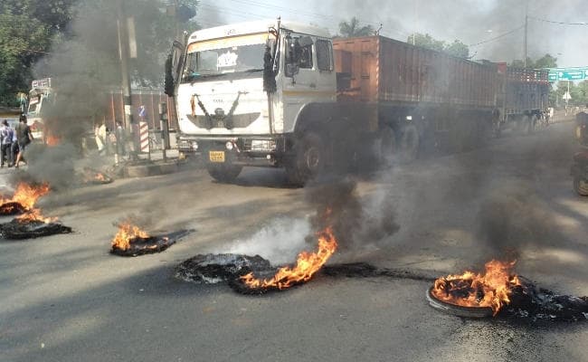 सर्विस रोड पर खड़ी महिला को ट्रेलर ने कुचला, विरोध में छह घंटा जाम रहा एक्सप्रेस हाइ-वे