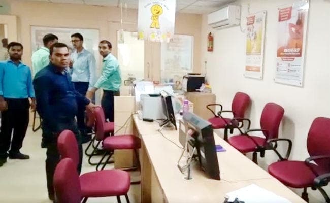 मुजफ्फरपुर : ICICI बैंक में आठ लाख की लूट,  दो बाइक पर आये छह अपराधियों ने मात्र तीन मिनट में दिया घटना को अंजाम