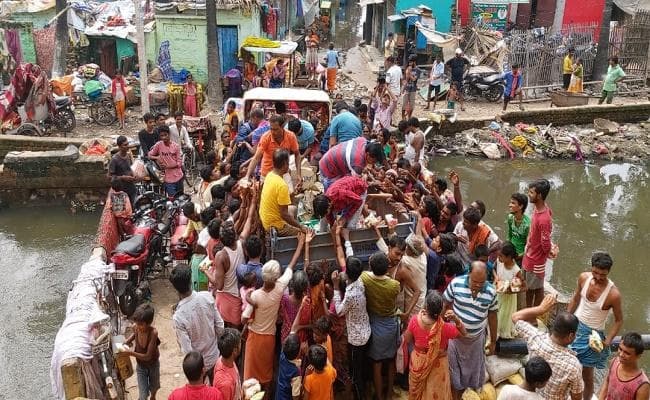 भोजपुरी अभिनेता दिनेशलाल यादव के पहल पर निरहुआ हिंदुस्तानी क्लब ने राजेंद्र नगर में किया राहत सामग्री का वितरण