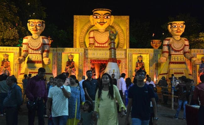 रांची दुर्गा पूजा : किसी भी मुश्किल में श्रद्धालुओं की मदद के लिए तत्पर रहेगा प्रशासन, पंडालों में टंग गये हैं फोन नंबर