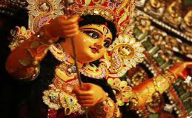 महासप्तमी की पूजा के बाद पंडालों में उमड़े भक्त