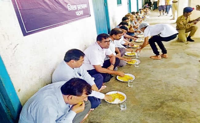 सामुदायिक रसोईघर में बना खाना खुद जिलाधिकारी ने खाया